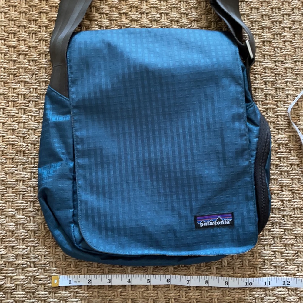 Patagonia adjustable strap bag satchel in blue hiking